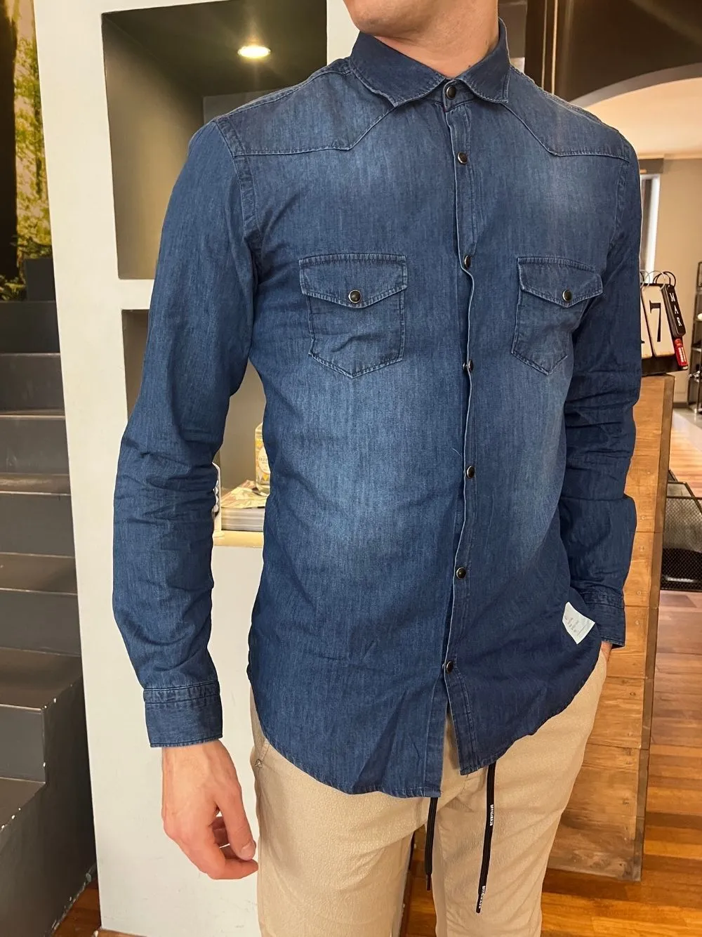 Camicia jeans collo classico e tasche