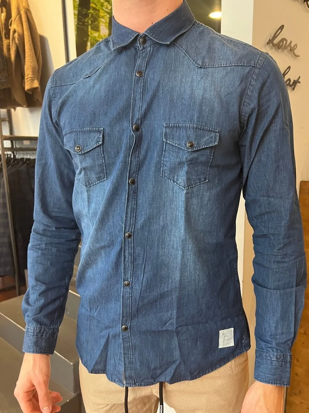 Camicia jeans collo classico e tasche